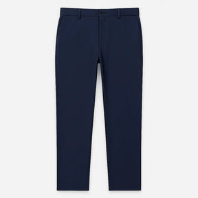 Homem vestindo calça masculina MODAL PLUS em tecido tecnológico leve, demonstrando elasticidade e frescor para o verão.