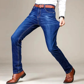 Calça Jeans Masculina Estilo casual formal Seu design sofisticado com modelagem reta proporciona um visual moderno, perfeito para ambientes corporativos e encontros casuais.