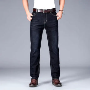 Calça Jeans Masculina Estilo casual formal Seu design sofisticado com modelagem reta proporciona um visual moderno, perfeito para ambientes corporativos e encontros casuais.