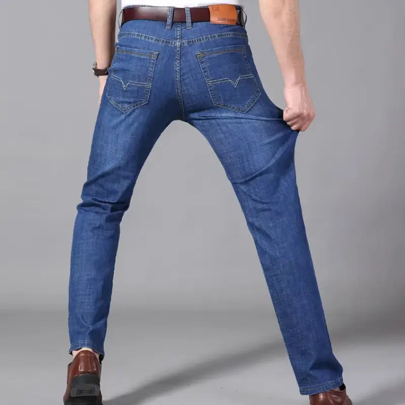 Calça Jeans Masculina Estilo casual formal Seu design sofisticado com modelagem reta proporciona um visual moderno, perfeito para ambientes corporativos e encontros casuais.