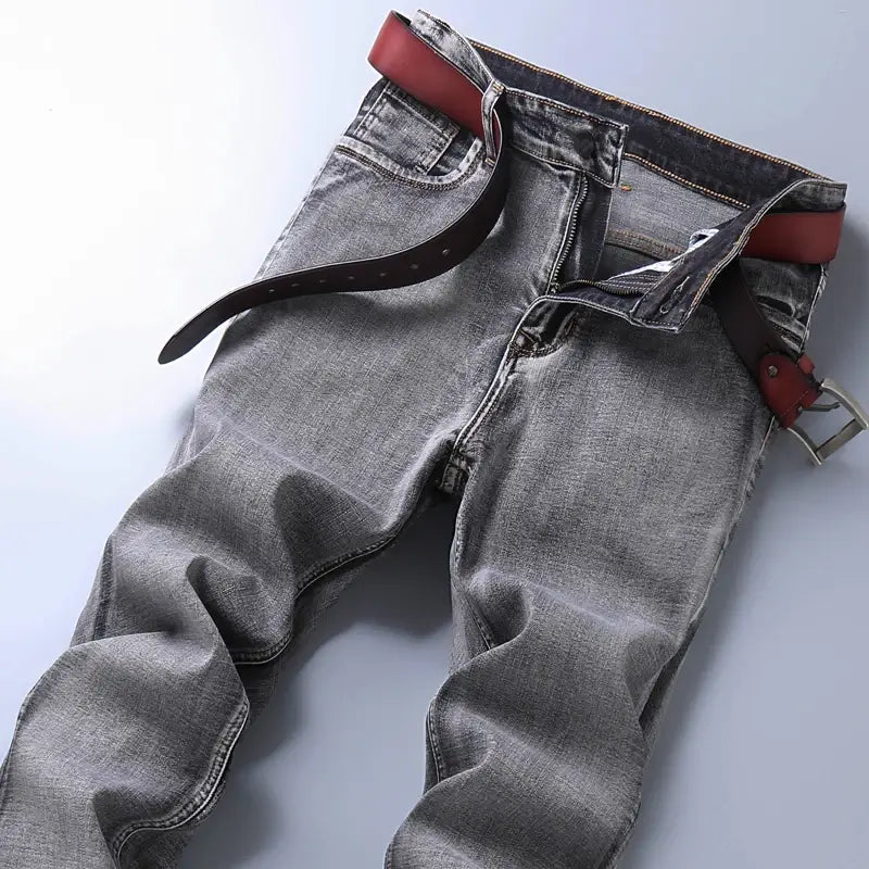 Calça Jeans Masculina Estilo casual formal Seu design sofisticado com modelagem reta proporciona um visual moderno, perfeito para ambientes corporativos e encontros casuais.