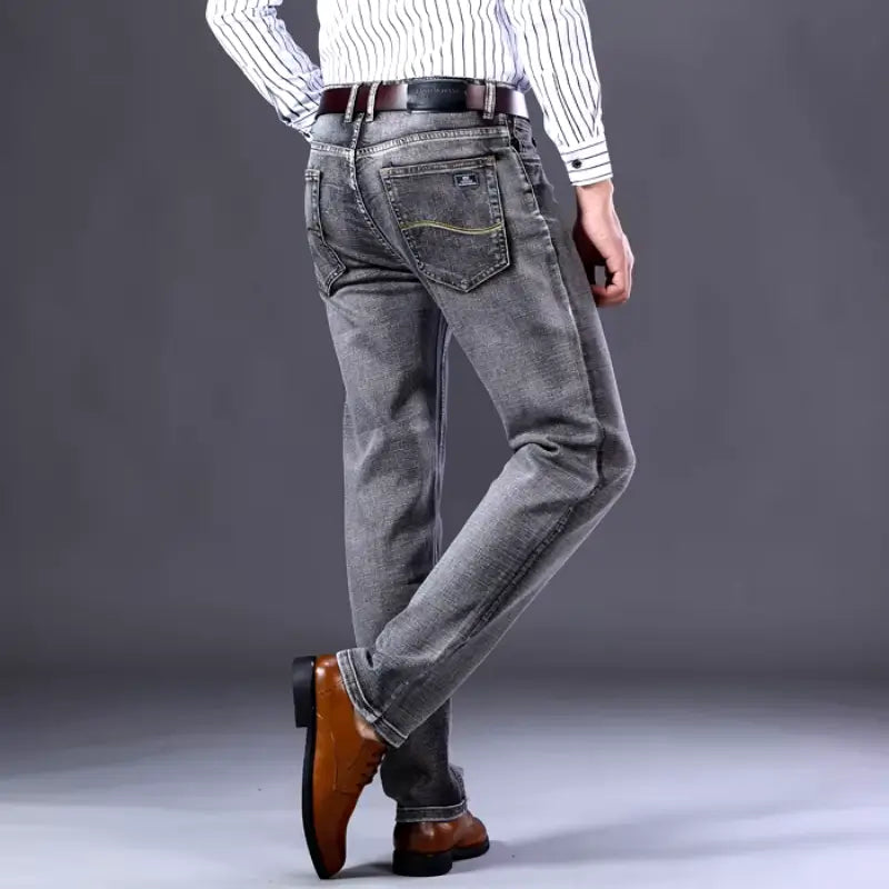 Calça Jeans Masculina Estilo casual formal Seu design sofisticado com modelagem reta proporciona um visual moderno, perfeito para ambientes corporativos e encontros casuais.