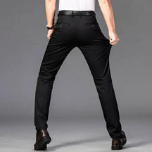 Calça Jeans Masculina Estilo formal Seu design sofisticado com modelagem reta proporciona um visual moderno, perfeito para ambientes corporativos e encontros casuais.