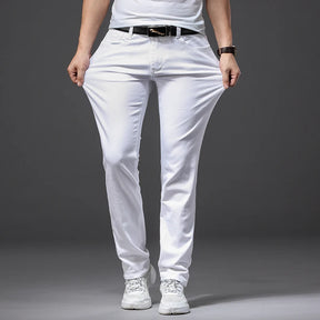 Calça Jeans Masculina Slim Branca perfeita para o homem moderno que busca um visual casual e sofisticado sem abrir mão do conforto. design slim e ajuste perfeito