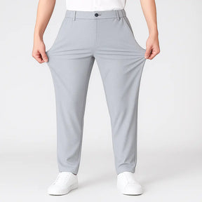 Calça masculina MODAL PLUS Ultra Thin  em tecido ice silk ultrafino, destacando frescor, leveza e secagem rápida para o verão.