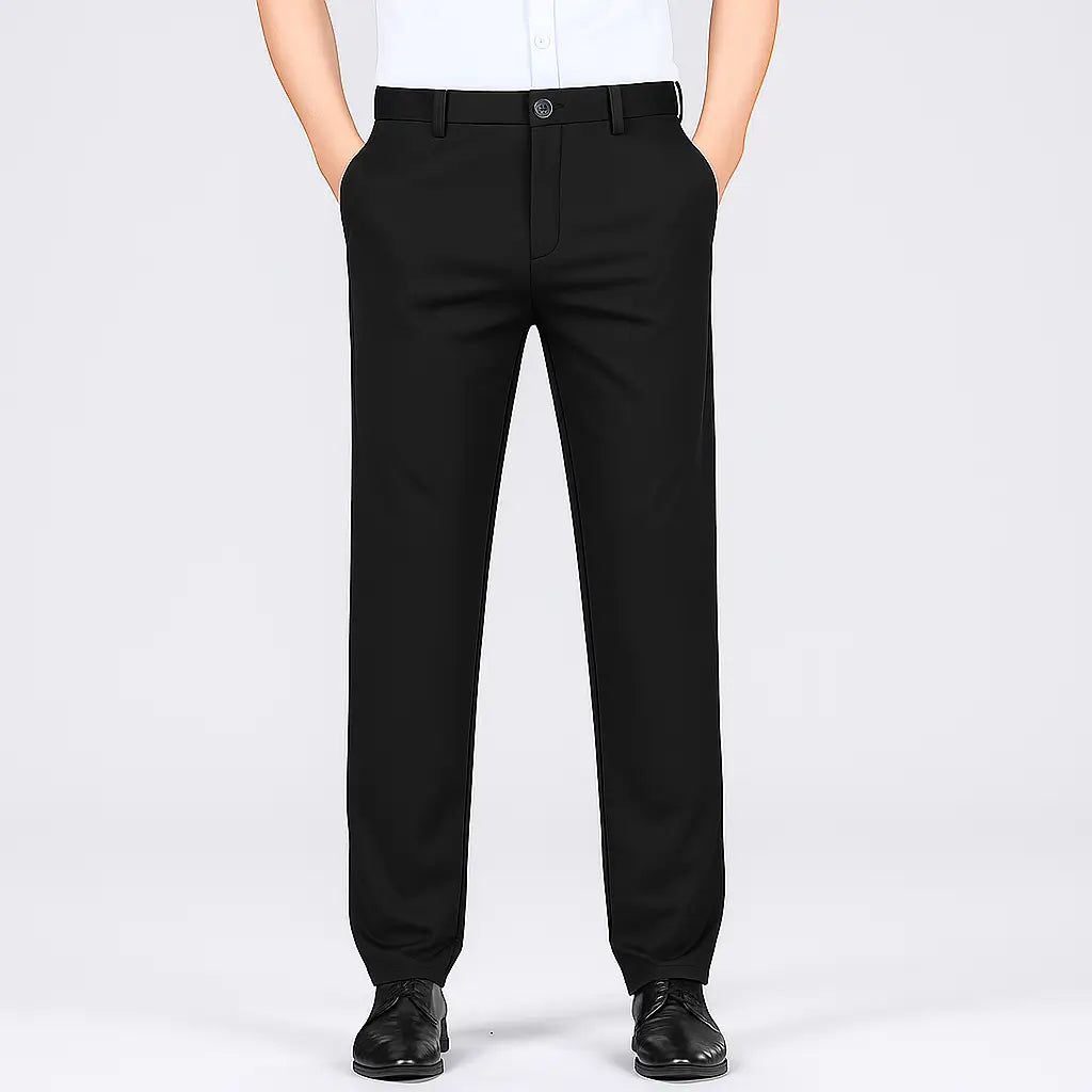 Homem vestindo calça MODAL PLUS em tecido tecnológico leve com toque de seda, destacando frescor, elasticidade e elegância para o verão.