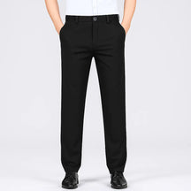 Homem vestindo calça MODAL PLUS em tecido tecnológico leve com toque de seda, destacando frescor, elasticidade e elegância para o verão.