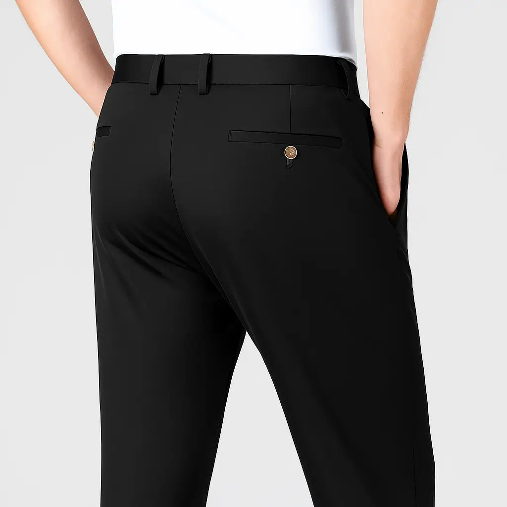 Homem vestindo calça MODAL PLUS em tecido tecnológico leve com toque de seda, destacando frescor, elasticidade e elegância para o verão.
