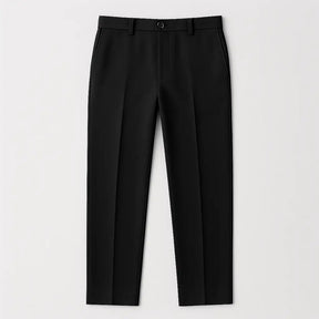Homem vestindo calça MODAL PLUS em tecido tecnológico leve com toque de seda, destacando frescor, elasticidade e elegância para o verão.