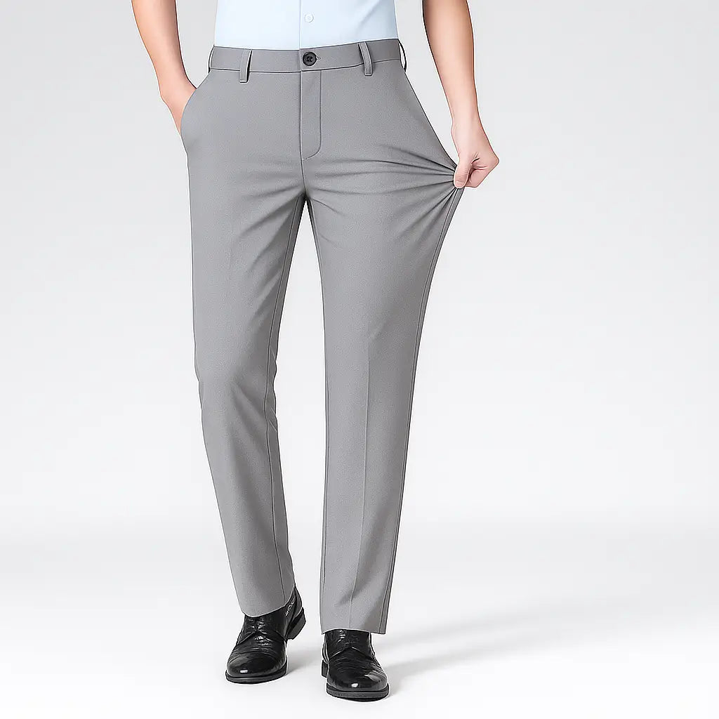 Homem vestindo calça MODAL PLUS em tecido tecnológico leve com toque de seda, destacando frescor, elasticidade e elegância para o verão.