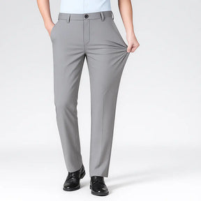 Homem vestindo calça MODAL PLUS em tecido tecnológico leve com toque de seda, destacando frescor, elasticidade e elegância para o verão.