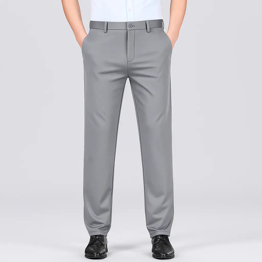 Homem vestindo calça MODAL PLUS em tecido tecnológico leve com toque de seda, destacando frescor, elasticidade e elegância para o verão.