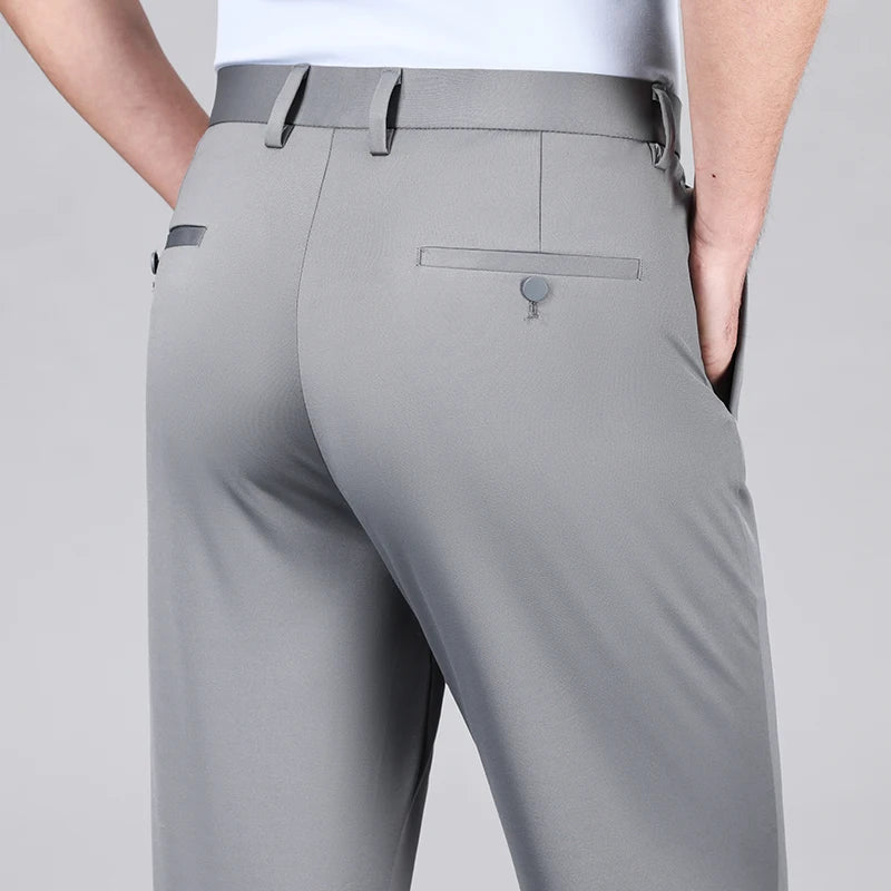Homem vestindo calça MODAL PLUS em tecido tecnológico leve com toque de seda, destacando frescor, elasticidade e elegância para o verão.