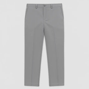 Homem vestindo calça MODAL PLUS em tecido tecnológico leve com toque de seda, destacando frescor, elasticidade e elegância para o verão.