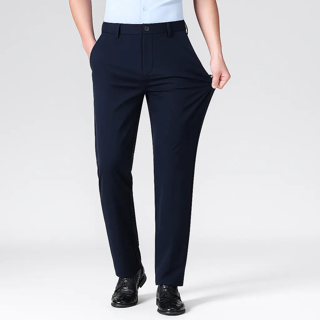 Homem vestindo calça MODAL PLUS em tecido tecnológico leve com toque de seda, destacando frescor, elasticidade e elegância para o verão.