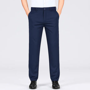 Homem vestindo calça MODAL PLUS em tecido tecnológico leve com toque de seda, destacando frescor, elasticidade e elegância para o verão.