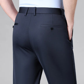 Homem vestindo calça MODAL PLUS em tecido tecnológico leve com toque de seda, destacando frescor, elasticidade e elegância para o verão.