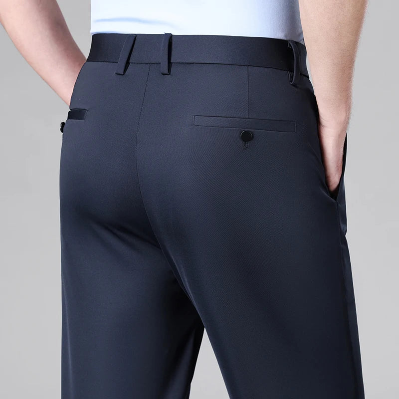 Homem vestindo calça MODAL PLUS em tecido tecnológico leve com toque de seda, destacando frescor, elasticidade e elegância para o verão.