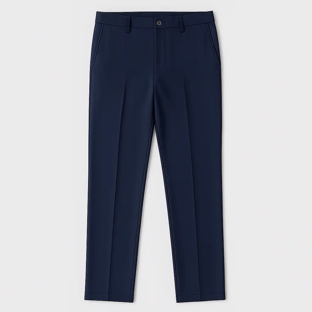 Homem vestindo calça MODAL PLUS em tecido tecnológico leve com toque de seda, destacando frescor, elasticidade e elegância para o verão.