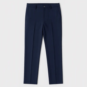 Homem vestindo calça MODAL PLUS em tecido tecnológico leve com toque de seda, destacando frescor, elasticidade e elegância para o verão.