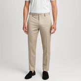 Calça masculina MODAL PLUS bege em tecido tecnológico leve com toque de seda, mostrando caimento reto e elegante, ideal para o verão.