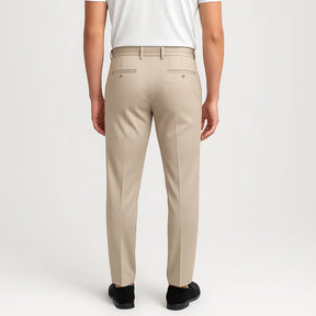 Calça masculina MODAL PLUS bege em tecido tecnológico leve com toque de seda, mostrando caimento reto e elegante, ideal para o verão.