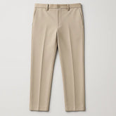 Calça masculina MODAL PLUS bege em tecido tecnológico leve com toque de seda, mostrando caimento reto e elegante, ideal para o verão.