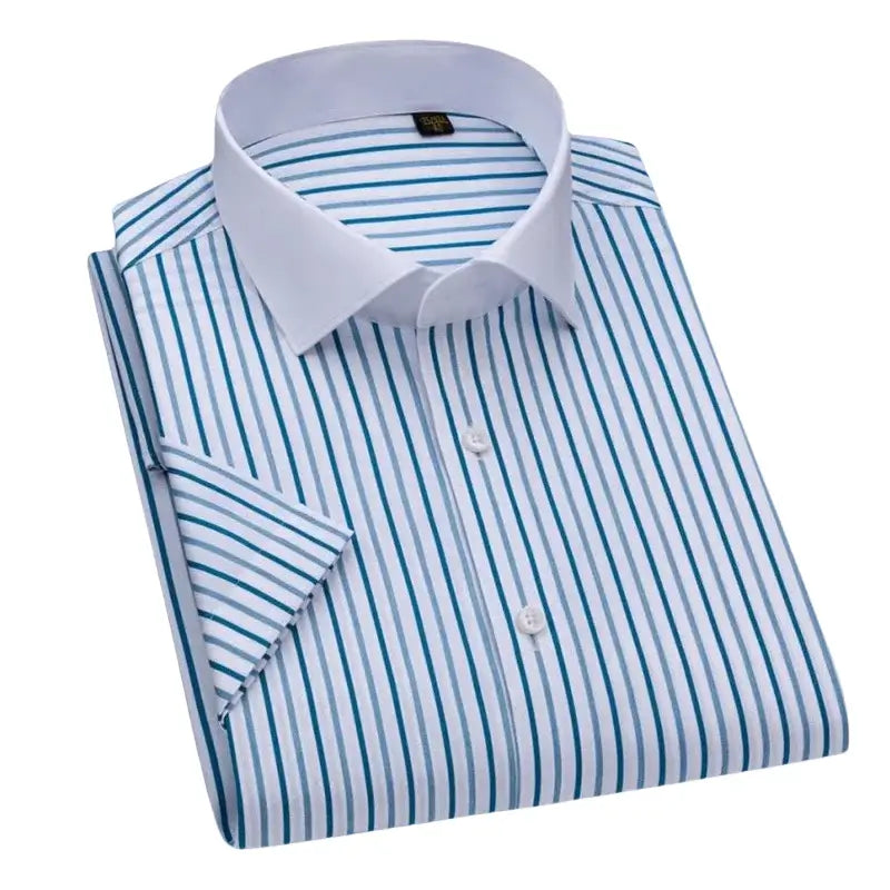 Camisa masculina com fechamento em botões e manga curta, modelagem que se adapta em qualquer corpo.