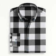 Camisa masculina flanelada xadrez azul intenso e preto, manga longa, 100% algodão, bolso frontal e gola com botão.