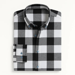 Camisa masculina flanelada xadrez azul intenso e preto, manga longa, 100% algodão, bolso frontal e gola com botão.