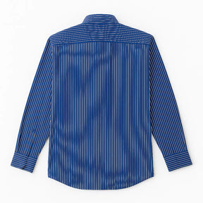 camisa social masculina slim fit azul com listras brancas em algodão, manga longa, gola estruturada e botões claros