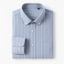 Camisa masculina Oxford listrada em algodão premium, manga longa e bolso discreto.