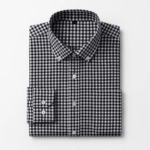 camisa social masculina slim fit oxford xadrez cinza e branco em algodão, manga longa, gola estruturada e botões claros
