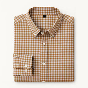 camisa social masculina slim fit oxford xadrez marrom e branco em algodão, manga longa, gola estruturada e botões claros
