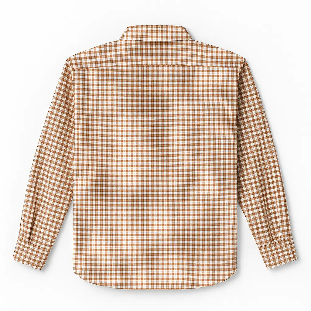 camisa social masculina slim fit oxford xadrez marrom e branco em algodão, manga longa, gola estruturada e botões claros
