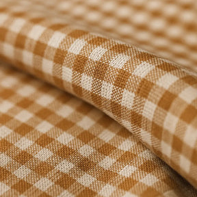 camisa social masculina slim fit oxford xadrez marrom e branco em algodão, manga longa, gola estruturada e botões claros
