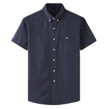 Camisa masculina com fechamento em botões e manga curta, modelagem que se adapta em qualquer corpo.