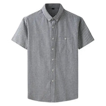 Camisa masculina com fechamento em botões e manga curta, modelagem que se adapta em qualquer corpo.