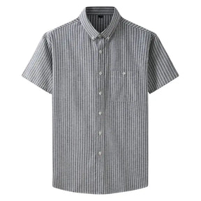 Camisa masculina com fechamento em botões e manga curta, modelagem que se adapta em qualquer corpo.
