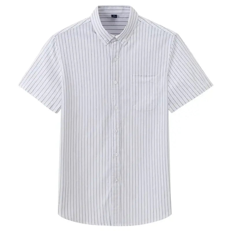 Camisa masculina com fechamento em botões e manga curta, modelagem que se adapta em qualquer corpo.