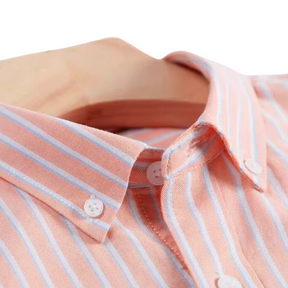 Camisa masculina com fechamento em botões e manga curta, modelagem que se adapta em qualquer corpo.