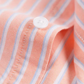 Camisa masculina com fechamento em botões e manga curta, modelagem que se adapta em qualquer corpo.