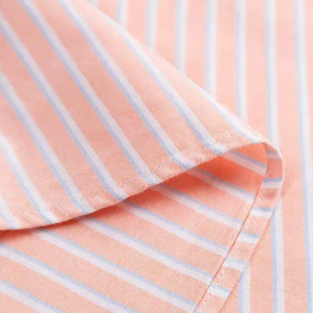 Camisa masculina com fechamento em botões e manga curta, modelagem que se adapta em qualquer corpo.
