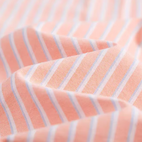 Camisa masculina com fechamento em botões e manga curta, modelagem que se adapta em qualquer corpo.