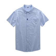 Camisa masculina com fechamento em botões e manga curta, modelagem que se adapta em qualquer corpo.