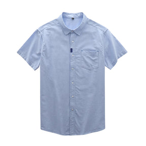 Camisa masculina com fechamento em botões e manga curta, modelagem que se adapta em qualquer corpo.