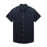 Camisa masculina com fechamento em botões e manga curta, modelagem que se adapta em qualquer corpo.