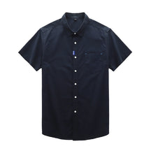 Camisa masculina com fechamento em botões e manga curta, modelagem que se adapta em qualquer corpo.