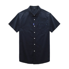 Camisa masculina com fechamento em botões e manga curta, modelagem que se adapta em qualquer corpo.