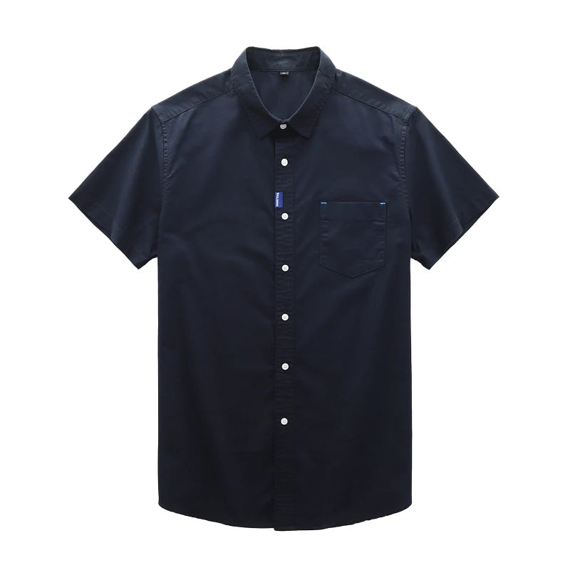 Camisa masculina com fechamento em botões e manga curta, modelagem que se adapta em qualquer corpo.